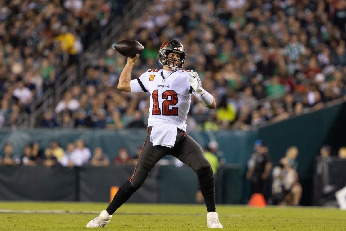 Tom Brady makes throw against Eagles
